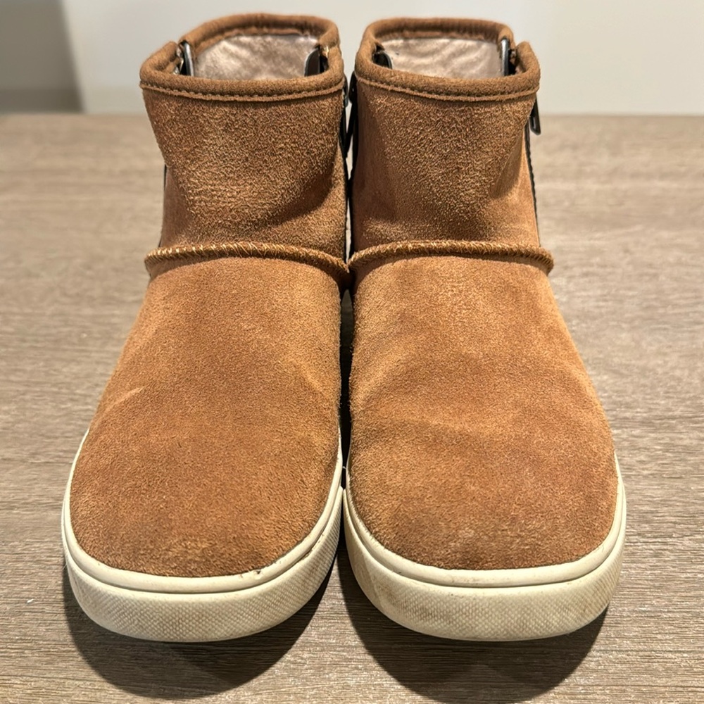 UGG Unisex-Child Adler Sneaker. Size 4 USA.